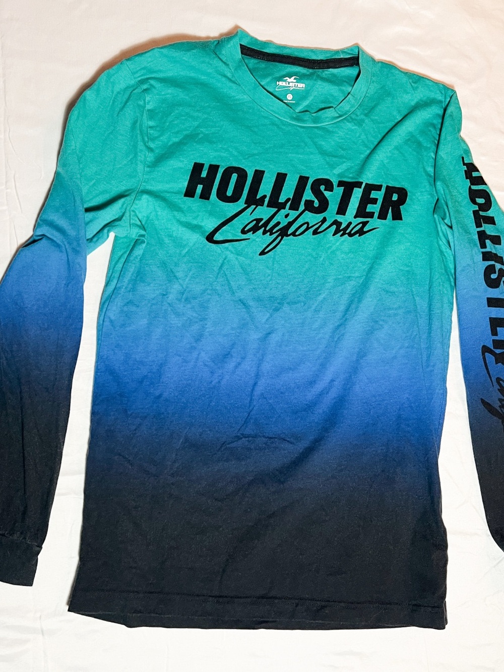 Absolutely — here’s a Poshmark-ready resale listing for this Hollister shirt